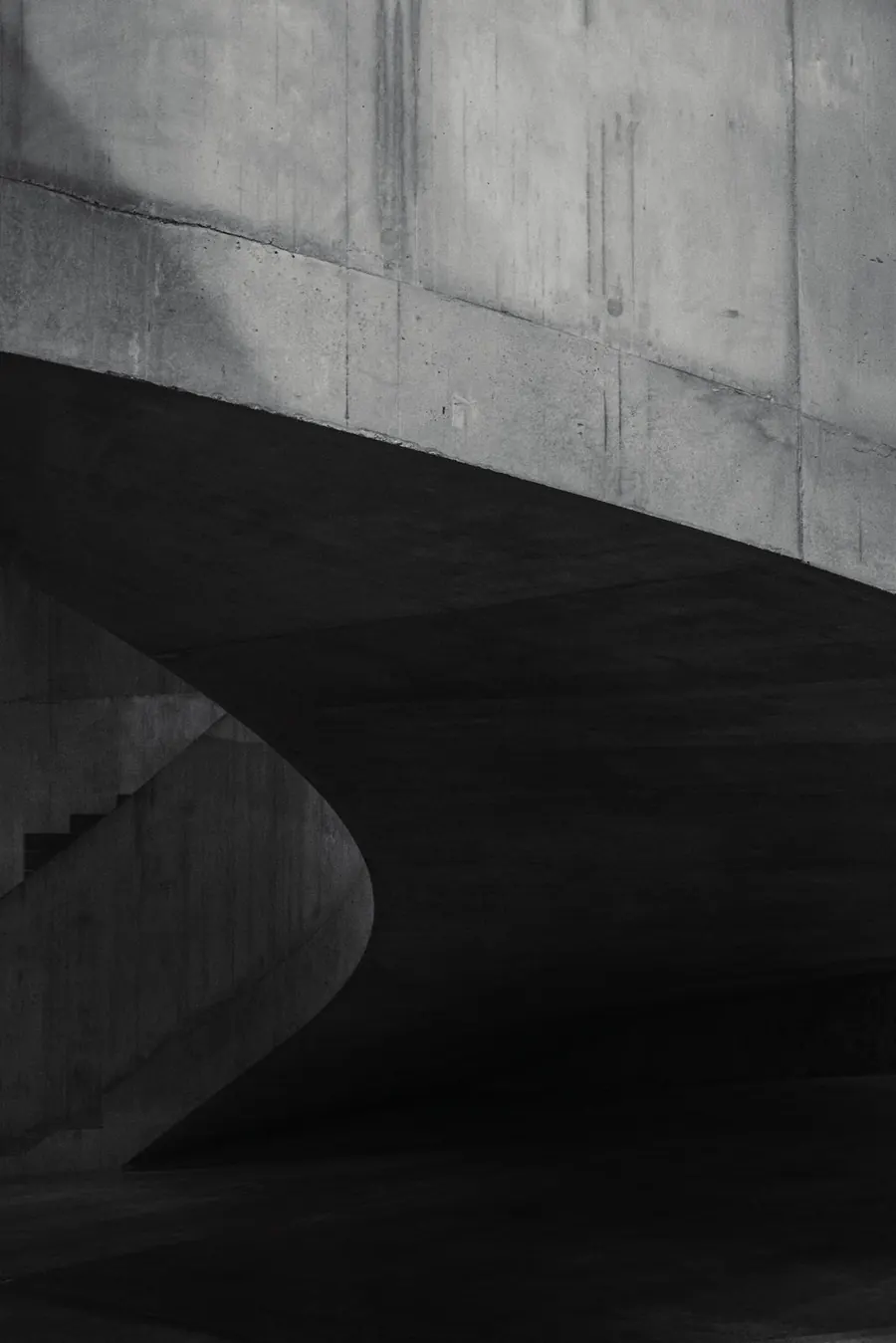 Fachada oscura de paneles de concreto