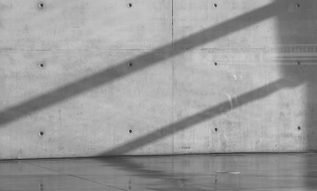 Muro de concreto en penumbra con luz lateral
