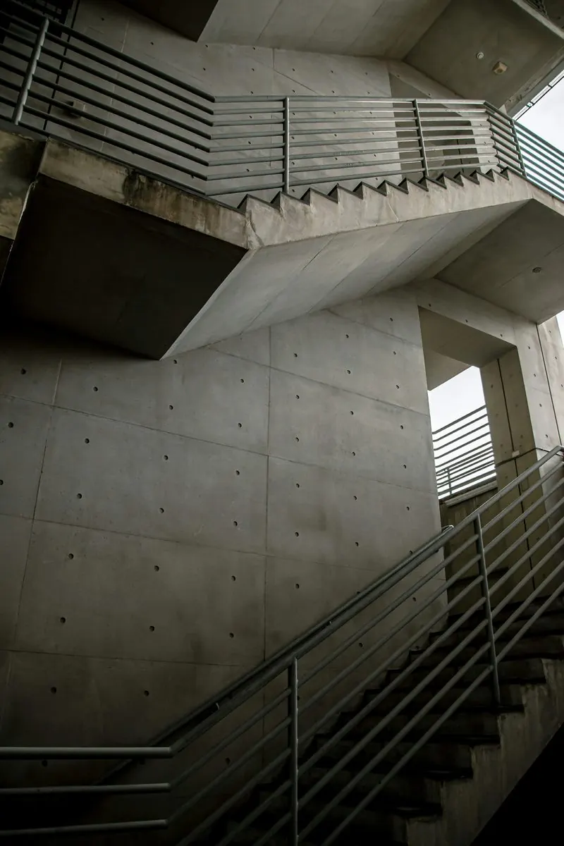 Pasillo de concreto aparente